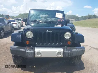 2010 Jeep Wrangler Sahara z VIN 1J4AA5D16AL110711, wystawiony jako IAAI lot #42751095 z przebiegiem 266 079 mil mil oraz . Historia ofert i sprzedaży dostępna na DreamBid. Obrazek 12.