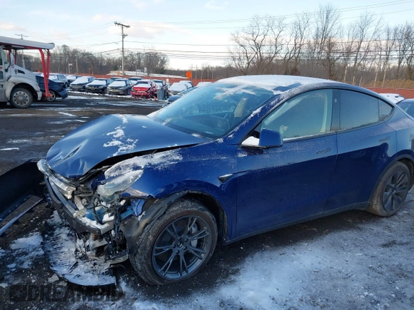 2024 Tesla Model Y Long Range with VIN 7SAYGDEE2RF129577, listed as a IAAI auction lot 41357180 with 6,697 mi miles and . Bid and sale history available at DreamBid. Image 21.