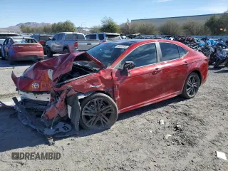 2025 Toyota Camry LE z VIN 4T1DAACK5SU037666, wystawiony jako Copart lot #44437445 z przebiegiem 6 991 mil mil oraz Szkoda całkowita • Salvage title. Historia ofert i sprzedaży dostępna na DreamBid. Obrazek 1.