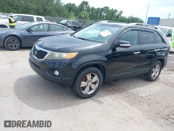 2012 Kia Sorento EX z VIN 5XYKU4A23CG230182, wystawiony jako IAAI lot #42367868 z przebiegiem 224 894 mil mil oraz . Historia ofert i sprzedaży dostępna na DreamBid. Obrazek 2.
