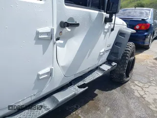 2017 Jeep Wrangler Unlimited Sahara z VIN 1C4BJWEG5HL731242, wystawiony jako IAAI lot #41891017 z przebiegiem 97 097 mil mil oraz . Historia ofert i sprzedaży dostępna na DreamBid. Obrazek 18.