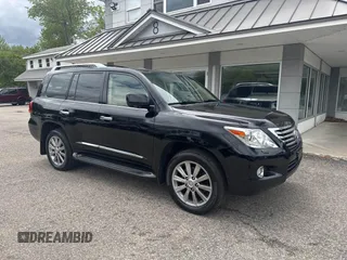 2011 Lexus LX 570 z VIN JTJHY7AX5B4082980, wystawiony jako IAAI lot #42360972 z przebiegiem 236 563 mil mil oraz . Historia ofert i sprzedaży dostępna na DreamBid. Obrazek 1.