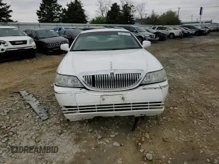 2007 Lincoln Town Car Signature с VIN 1LNHM81V97Y631594, выставлен на аукционе Copart как лот 54314315 с пробегом 293 930 миль миль и Списание • Salvage title. История ставок и продаж доступна на DreamBid. Изображение 13.