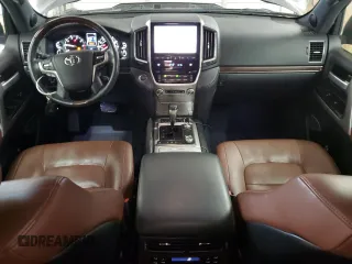 2017 Toyota Land Cruiser z VIN JTMCY7AJ7H4058200, wystawiony jako Copart lot #56744945 z przebiegiem 92 389 mil mil oraz Szkody całkowita. Historia ofert i sprzedaży dostępna na DreamBid. Obrazek 8.