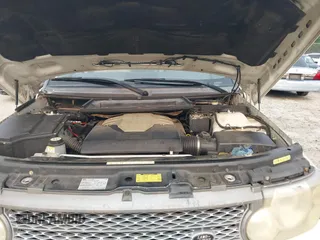 2007 Land Rover Range Rover SC z VIN SALMF134X7A257507, wystawiony jako IAAI lot #42398620 z przebiegiem 239 783 mil mil oraz . Historia ofert i sprzedaży dostępna na DreamBid. Obrazek 10.