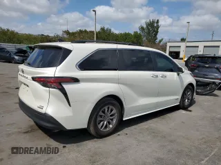 2021 Toyota Sienna XLE with VIN 5TDYRKEC5MS047289, listed as a Copart auction lot 54144785 with 31,350 mi miles and Clean Title. Bid and sale history available at DreamBid. Image 3.