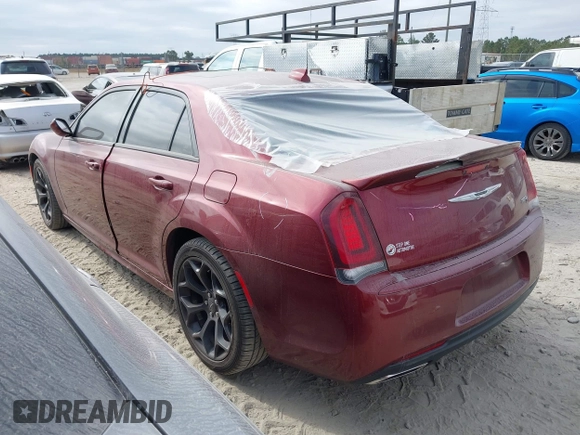 2020 Chrysler 300 S z VIN 2C3CCABT0LH233849, wystawiony jako IAAI lot #40689077 z przebiegiem 77 405 mil mil oraz . Historia ofert i sprzedaży dostępna na DreamBid. Obrazek 3.