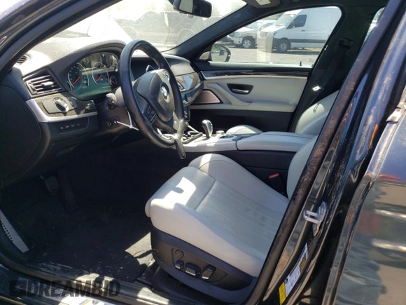 2013 BMW M5 z VIN WBSFV9C50DC774172, wystawiony jako Copart lot #61990854 z przebiegiem Nie podano mil oraz Szkoda całkowita • Salvage title. Historia ofert i sprzedaży dostępna na DreamBid. Obrazek 7.