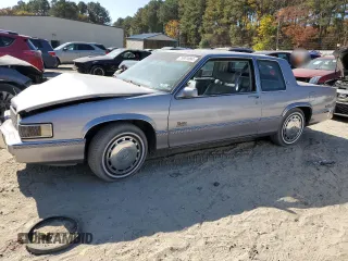 1990 Cadillac DeVille z VIN 1G6CD1339L4358825, wystawiony jako Copart lot #76901884 z przebiegiem 169 956 mil mil oraz Szkoda całkowita • Salvage title. Historia ofert i sprzedaży dostępna na DreamBid. Obrazek 1.