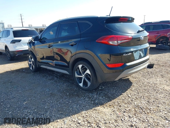 2017 Hyundai Tucson Sport z VIN KM8J33A23HU490270, wystawiony jako IAAI lot #42042967 z przebiegiem 121 660 mil mil oraz . Historia ofert i sprzedaży dostępna na DreamBid. Obrazek 3.