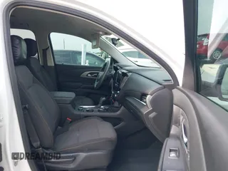 2020 Chevrolet Traverse LS z VIN 1GNERFKW4LJ314465, wystawiony jako IAAI lot #42030246 z przebiegiem 51 800 mil mil oraz . Historia ofert i sprzedaży dostępna na DreamBid. Obrazek 5.