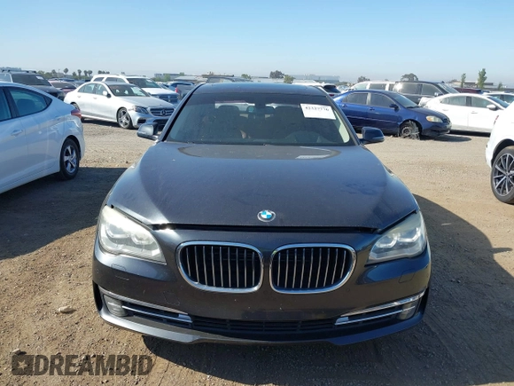 2013 BMW 7 Series 750Li xDrive z VIN WBAYF8C58DD141658, wystawiony jako IAAI lot #42327776 z przebiegiem 130 428 mil mil oraz . Historia ofert i sprzedaży dostępna na DreamBid. Obrazek 12.