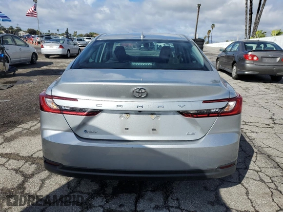 2025 Toyota Camry LE z VIN 4T1DAACK8SU007349, wystawiony jako Copart lot #48939945 z przebiegiem 25 107 mil mil oraz Szkoda całkowita • Salvage title. Historia ofert i sprzedaży dostępna na DreamBid. Obrazek 6.
