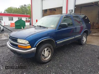 2000 Chevrolet Blazer LT z VIN 1GNDT13W9Y2350118, wystawiony jako IAAI lot #42255823 z przebiegiem 255 056 mil mil oraz . Historia ofert i sprzedaży dostępna na DreamBid. Obrazek 2.