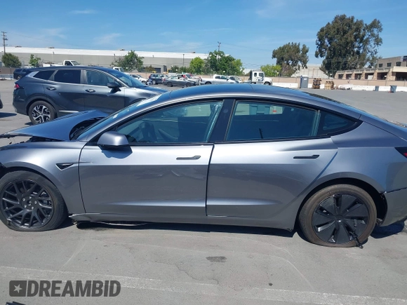 2025 Tesla Model 3 Long Range z VIN 5YJ3E1EB9SF873801, wystawiony jako IAAI lot #42141255 z przebiegiem 1612 mil mil oraz . Historia ofert i sprzedaży dostępna na DreamBid. Obrazek 14.