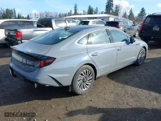 2025 Hyundai Sonata Hybrid Limited with VIN KMHL54JJ6SA105776, listed as a IAAI auction lot 41707662 with 1,428 mi miles. Bid and sale history available at carsss.com. Image 4.