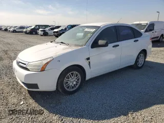 2008 Ford Focus SE z VIN 1FAHP35N78W241590, wystawiony jako Copart lot #77375574 z przebiegiem 97 623 mil mil oraz Czysty tytuł • Clean title. Historia ofert i sprzedaży dostępna na DreamBid. Obrazek 1.