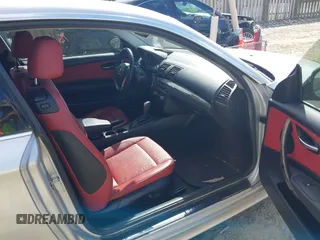 2010 BMW 1 Series 128i z VIN WBAUP7C58AVK76649, wystawiony jako IAAI lot #42356320 z przebiegiem 211 197 mil mil oraz . Historia ofert i sprzedaży dostępna na DreamBid. Obrazek 5.