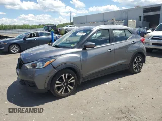 2019 Nissan Kicks SV z VIN 3N1CP5CU1KL492776, wystawiony jako Copart lot #55753975 z przebiegiem 143 379 mil mil oraz Szkody całkowita. Historia ofert i sprzedaży dostępna na DreamBid. Obrazek 1.