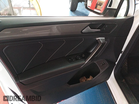 2024 Volkswagen Tiguan SE z VIN 3VV3B7AX0RM082514, wystawiony jako IAAI lot #42796136 z przebiegiem 27 247 mil mil oraz . Historia ofert i sprzedaży dostępna na DreamBid. Obrazek 4.