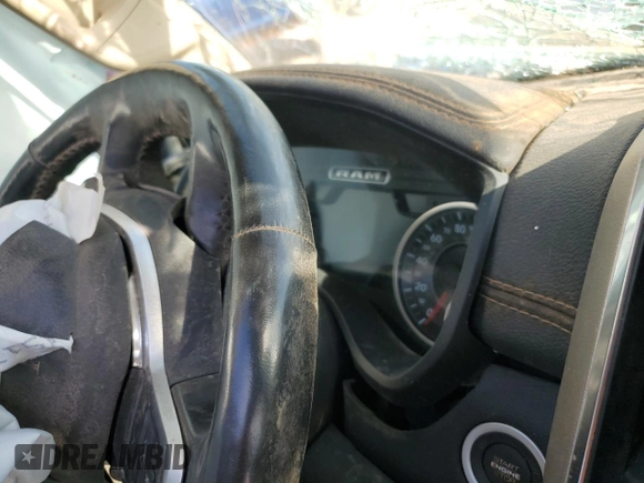 2019 Ram 1500 Laramie z VIN 1C6SRFJT1KN686363, wystawiony jako Copart lot #54934355 z przebiegiem Nie podano mil oraz Szkoda całkowita • Salvage title. Historia ofert i sprzedaży dostępna na DreamBid. Obrazek 9.