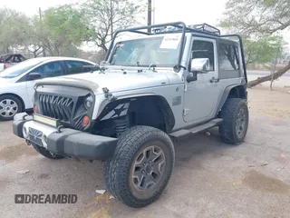 2008 Jeep Wrangler Sahara z VIN 1J4FA54158L640474, wystawiony jako IAAI lot #42243860 z przebiegiem 141 303 mil mil oraz . Historia ofert i sprzedaży dostępna na DreamBid. Obrazek 16.