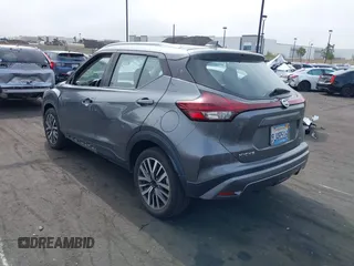 2021 Nissan Kicks SV z VIN 3N1CP5CV1ML537730, wystawiony jako IAAI lot #42093316 z przebiegiem 63 051 mil mil oraz . Historia ofert i sprzedaży dostępna na DreamBid. Obrazek 3.
