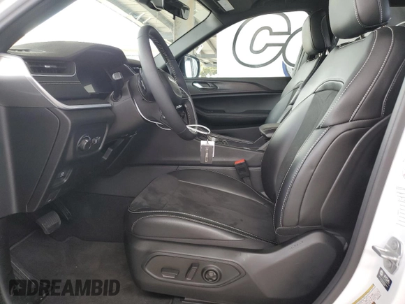 2025 Jeep Grand Cherokee Altitude z VIN 1C4RJHAG2S8656915, wystawiony jako Copart lot #58427515 z przebiegiem 6 656 mil mil oraz Szkoda całkowita • Salvage title. Historia ofert i sprzedaży dostępna na DreamBid. Obrazek 7.