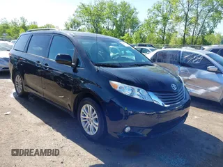 2013 Toyota Sienna XLE AAS z VIN 5TDYK3DC5DS306309, wystawiony jako IAAI lot #42260000 z przebiegiem 82 558 mil mil oraz . Historia ofert i sprzedaży dostępna na DreamBid. Obrazek 1.
