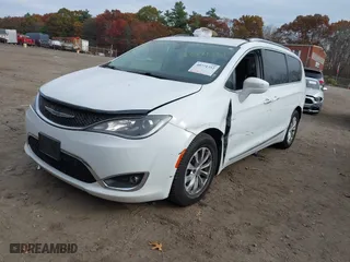 2019 Chrysler Pacifica Touring L with VIN 2C4RC1BG0KR526023, listed as a IAAI auction lot 40771352 with 150,748 mi miles. Bid and sale history available at carsss.com. Image 17.