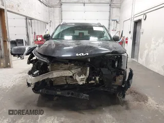 2024 Kia Sorento S z VIN 5XYRLDJC9RG261052, wystawiony jako IAAI lot #42282236 z przebiegiem 23 620 mil mil oraz . Historia ofert i sprzedaży dostępna na DreamBid. Obrazek 13.