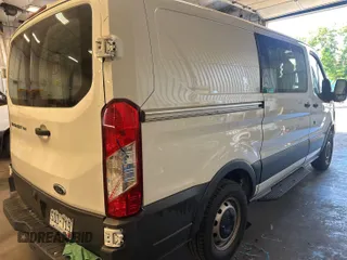 2016 Ford Transit Cargo z VIN 1FTYE1YM9GKB15647, wystawiony jako IAAI lot #42575776 z przebiegiem 235 520 mil mil oraz . Historia ofert i sprzedaży dostępna na DreamBid. Obrazek 20.
