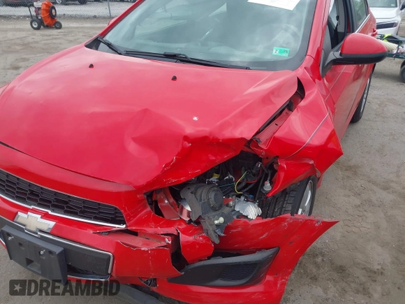 2016 Chevrolet Sonic LT z VIN 1G1JC5SH8G4102802, wystawiony jako IAAI lot #42151351 z przebiegiem 61 289 mil mil oraz . Historia ofert i sprzedaży dostępna na DreamBid. Obrazek 6.