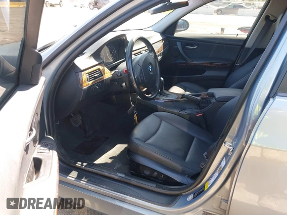 2008 BMW 3 Series 328i с VIN WBAVA375X8NL44470, выставлен на аукционе IAAI как лот 42677310 с пробегом 184 171 миль миль и . История ставок и продаж доступна на DreamBid. Изображение 5.