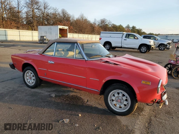 1982 FIAT 124 Spider z VIN ZFAAS00B8C5001153, wystawiony jako Copart lot #43028875 z przebiegiem 48 617 mil mil oraz Szkoda całkowita • Salvage title. Historia ofert i sprzedaży dostępna na DreamBid. Obrazek 4.