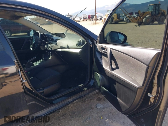 2013 Mazda 3 i Touring z VIN JM1BL1V7XD1821599, wystawiony jako IAAI lot #42050760 z przebiegiem 129 006 mil mil oraz . Historia ofert i sprzedaży dostępna na DreamBid. Obrazek 5.