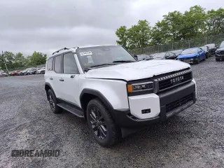 2025 Toyota Land Cruiser 1958 Edition z VIN JTEABFAJ2S5012452, wystawiony jako Copart lot #54373995 z przebiegiem 1110 mil mil oraz Szkody całkowita. Historia ofert i sprzedaży dostępna na DreamBid. Obrazek 3.