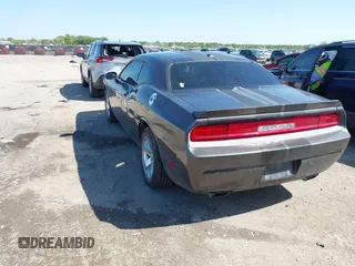 2013 Dodge Challenger SXT z VIN 2C3CDYAG9DH724917, wystawiony jako IAAI lot #41985775 z przebiegiem 123 565 mil mil oraz . Historia ofert i sprzedaży dostępna na DreamBid. Obrazek 3.