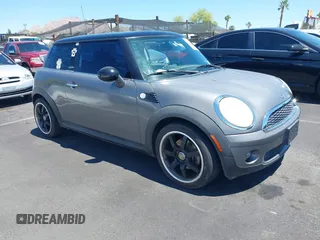 2010 MINI Hardtop z VIN WMWMF3C53ATZ61178, wystawiony jako IAAI lot #42182615 z przebiegiem 136 480 mil mil oraz . Historia ofert i sprzedaży dostępna na DreamBid. Obrazek 1.
