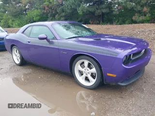 2013 Dodge Challenger R/T Classic z VIN 2C3CDYBT0DH671598, wystawiony jako IAAI lot #42304053 z przebiegiem 89 850 mil mil oraz . Historia ofert i sprzedaży dostępna na DreamBid. Obrazek 1.