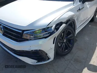 2023 Volkswagen Tiguan SE R-Line Black z VIN 3VVCB7AX3PM115373, wystawiony jako IAAI lot #42257944 z przebiegiem 22 316 mil mil oraz . Historia ofert i sprzedaży dostępna na DreamBid. Obrazek 18.