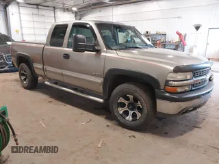2000 Chevrolet Silverado 1500 LS with VIN 1GCEK19TXYZ323188, listed as a IAAI auction lot 40906952 with 176,824 mi miles. Bid and sale history available at carsss.com. Image 1.