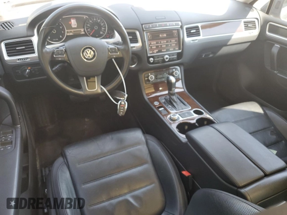 2016 Volkswagen Touareg Sport с VIN WVGEF9BP1GD012594, выставлен на аукционе Copart как лот 52438305 с пробегом 125 204 миль миль и Списание • Salvage title. История ставок и продаж доступна на DreamBid. Изображение 8.