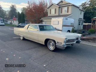 1968 Cadillac DeVille z VIN J8295891, wystawiony jako Copart lot #80172544 z przebiegiem 82 126 mil mil oraz Czysty tytuł • Clean title. Historia ofert i sprzedaży dostępna na DreamBid. Obrazek 1.