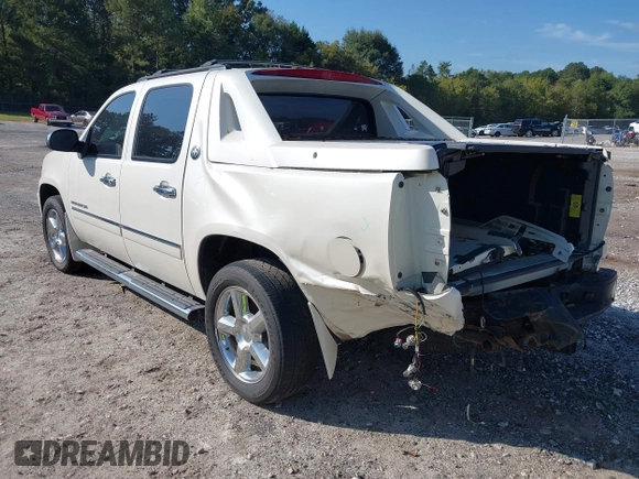 2013 Chevrolet Avalanche LTZ with VIN 3GNTKGE73DG377940, listed as a IAAI auction lot 40379669 with 91,815 mi miles. Bid and sale history available at carsss.com. Image 3.