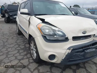 2013 Kia Soul + z VIN KNDJT2A63D7756770, wystawiony jako IAAI lot #41528323 z przebiegiem 124 423 mil mil oraz . Historia ofert i sprzedaży dostępna na DreamBid. Obrazek 18.