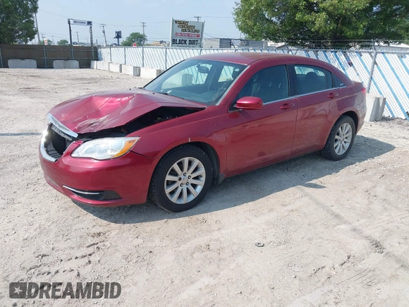 2013 Chrysler 200 Touring z VIN 1C3CCBBBXDN577338, wystawiony jako IAAI lot #42485345 z przebiegiem 112 007 mil mil oraz . Historia ofert i sprzedaży dostępna na DreamBid. Obrazek 2.