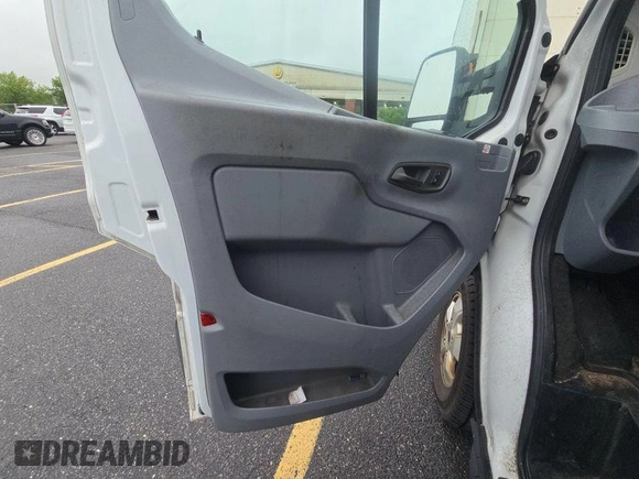 2019 Ford Transit z VIN 1FTYR1YG8KKB48131, wystawiony jako IAAI lot #42624631 z przebiegiem 115 298 mil mil oraz . Historia ofert i sprzedaży dostępna na DreamBid. Obrazek 9.