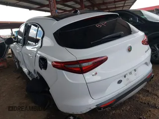 2018 Alfa Romeo Stelvio Ti Sport z VIN ZASFAKNNXJ7B93846, wystawiony jako IAAI lot #42212693 z przebiegiem Nie podano mil oraz . Historia ofert i sprzedaży dostępna na DreamBid. Obrazek 3.