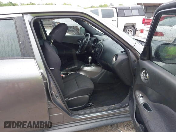 2013 Nissan Juke SV z VIN JN8AF5MR2DT223447, wystawiony jako IAAI lot #42232800 z przebiegiem 204 907 mil mil oraz . Historia ofert i sprzedaży dostępna na DreamBid. Obrazek 5.